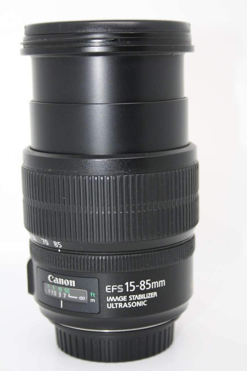 Canon EF-S 15-85mm f/3.5-5.6 IS USM Lens IN EXCELLENT CONDITON