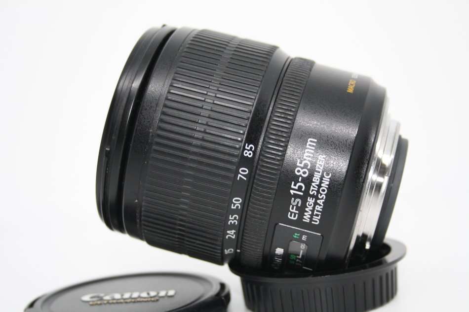 Canon EF-S 15-85mm f/3.5-5.6 IS USM Lens IN EXCELLENT CONDITON