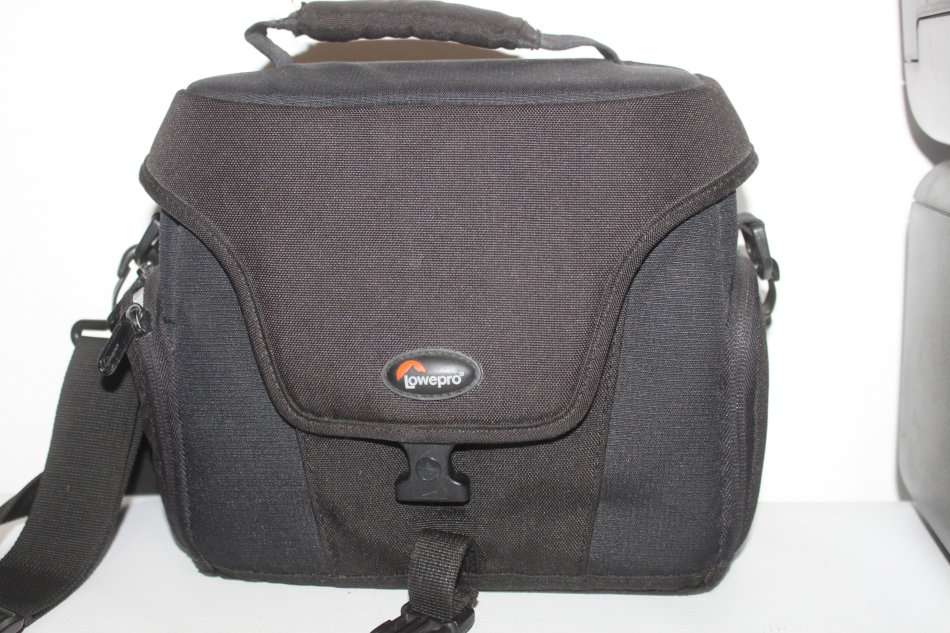 Nikon D3400 24MP DSLR ,FULL HD MOVIES with AF-P 18-55mm  Lens AND LOWEPRO BAG