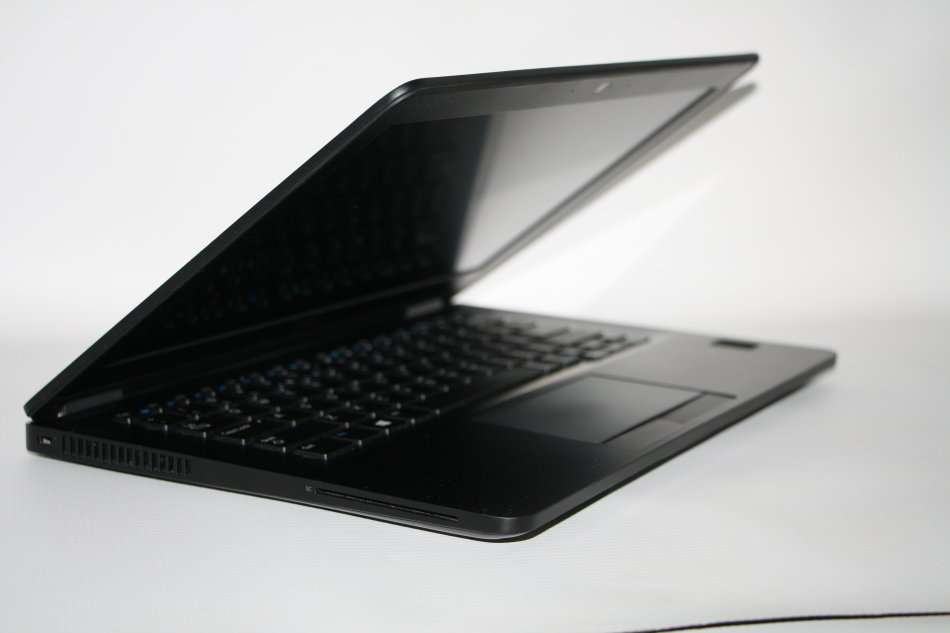 DELL LATITUDE E7270 , CORE I7-6600U , 8GB RAM,256GB SSD ,INTEL HD GRPHICS 520 ,FULL HD