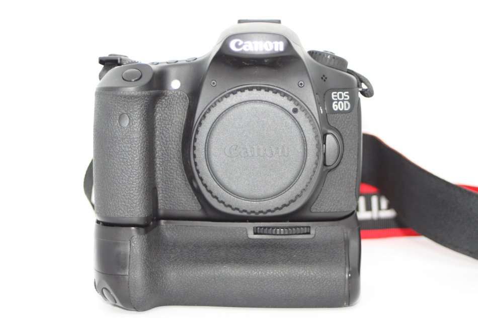 Canon EOS 60D ( BODY ONLY) WITH BATTERY GRIP , 2 BATTERIES AND CHARGER
