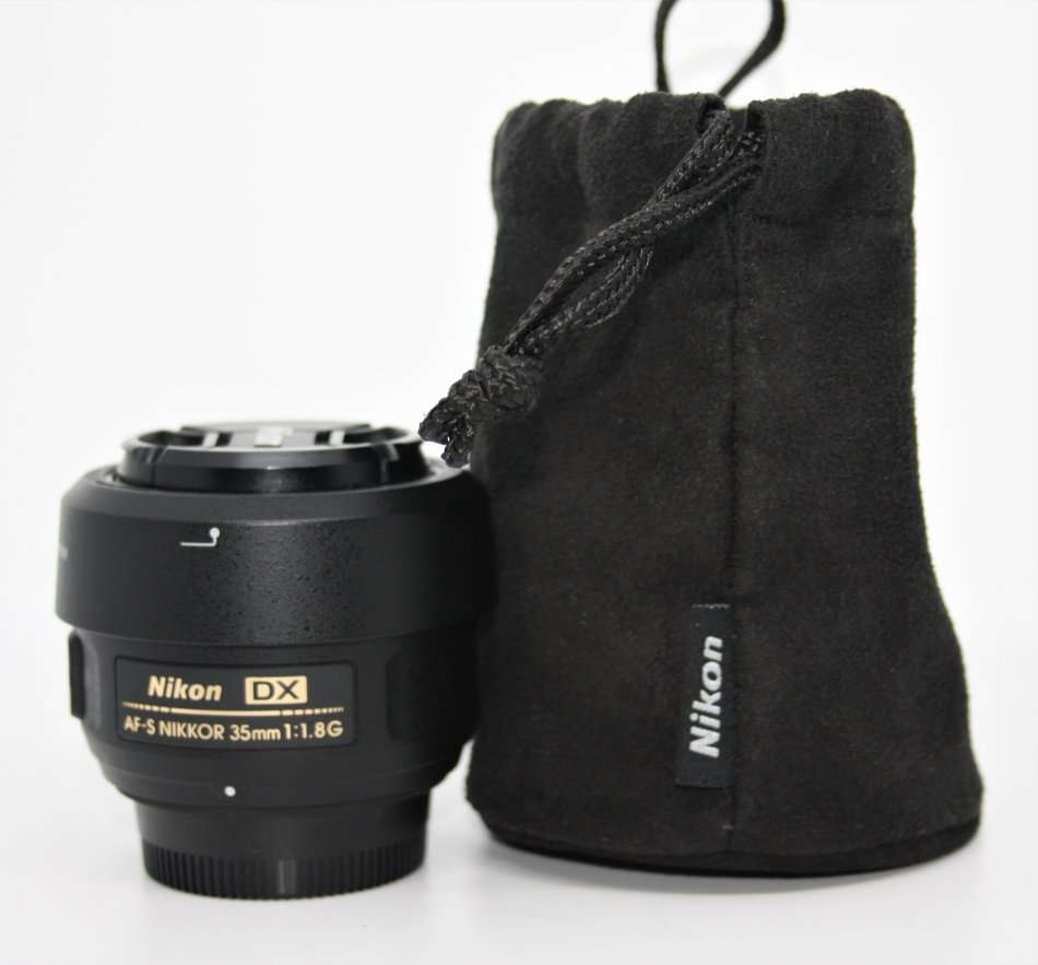 Nikon AF-S DX NIKKOR 35mm f/1.8G IN EXCELLENT CONDITION COMING WITH LEMS HOOD AND POUCH