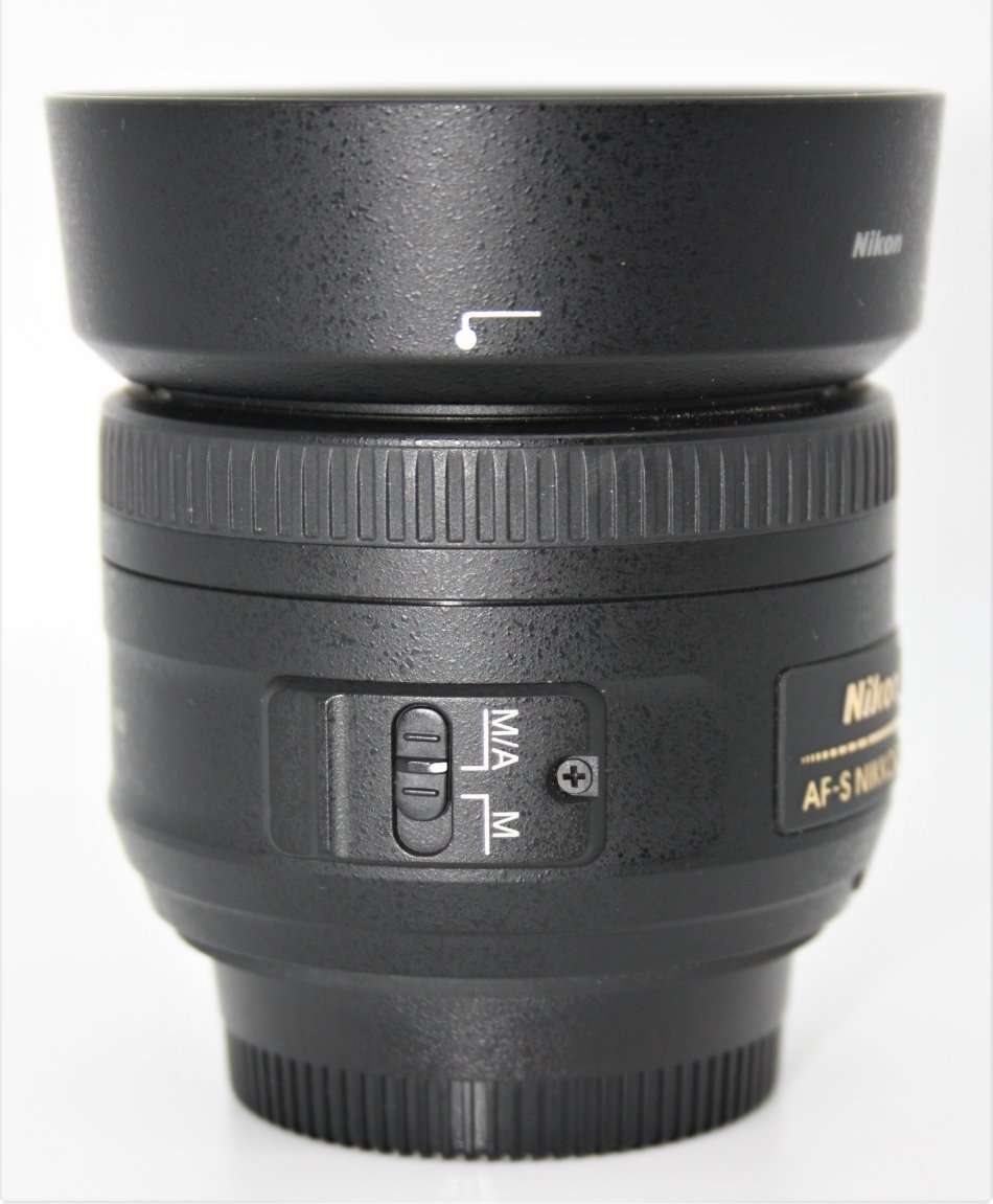 Nikon AF-S DX NIKKOR 35mm f/1.8G IN EXCELLENT CONDITION COMING WITH LEMS HOOD AND POUCH