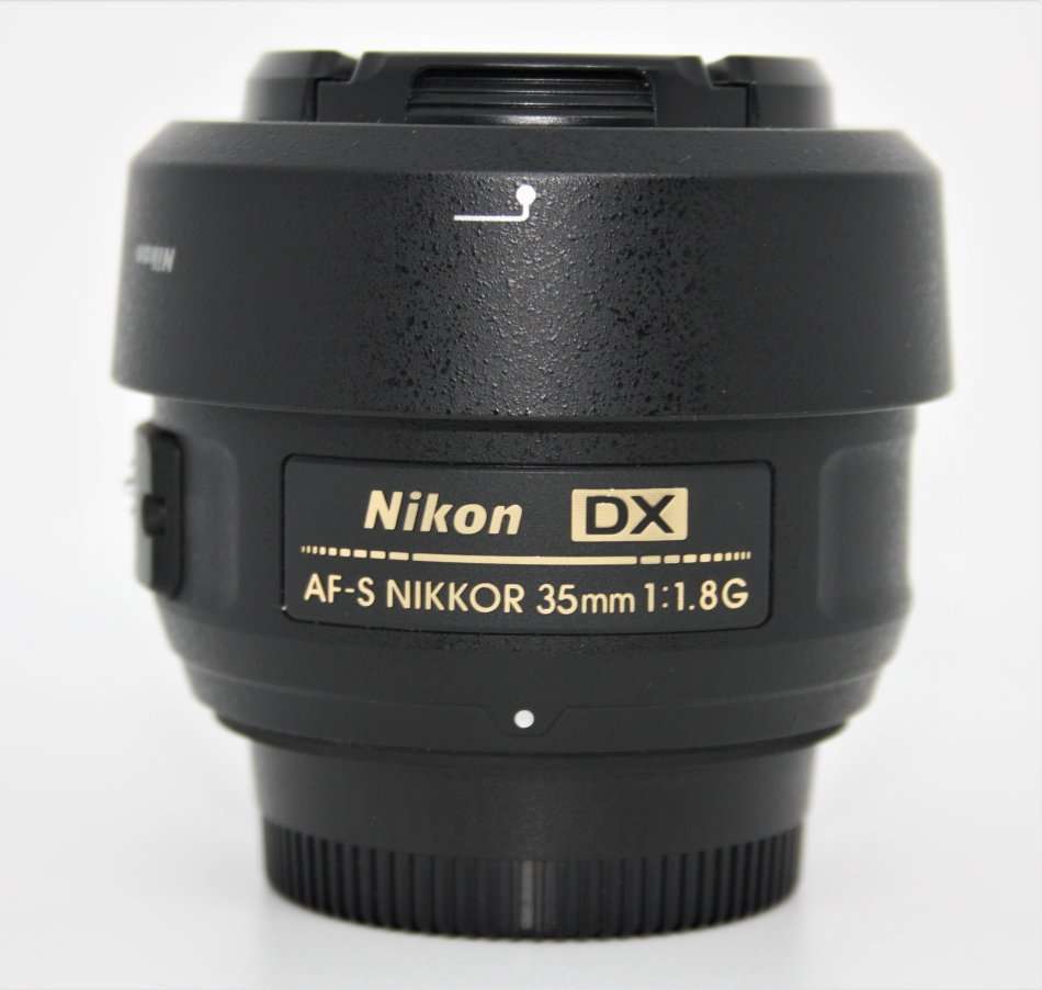 Nikon AF-S DX NIKKOR 35mm f/1.8G IN EXCELLENT CONDITION COMING WITH LEMS HOOD AND POUCH