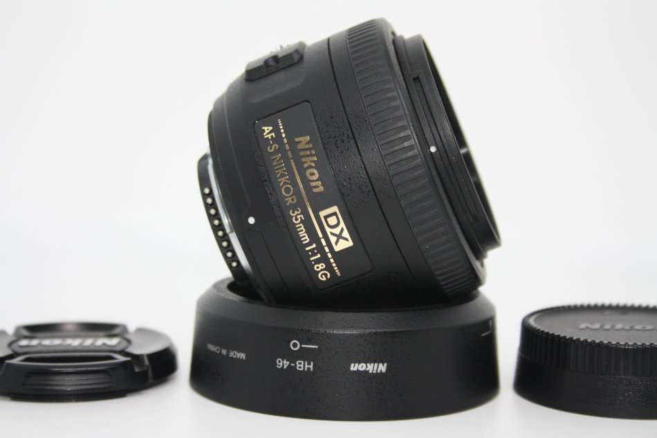 Nikon AF-S DX NIKKOR 35mm f/1.8G IN EXCELLENT CONDITION COMING WITH LEMS HOOD AND POUCH