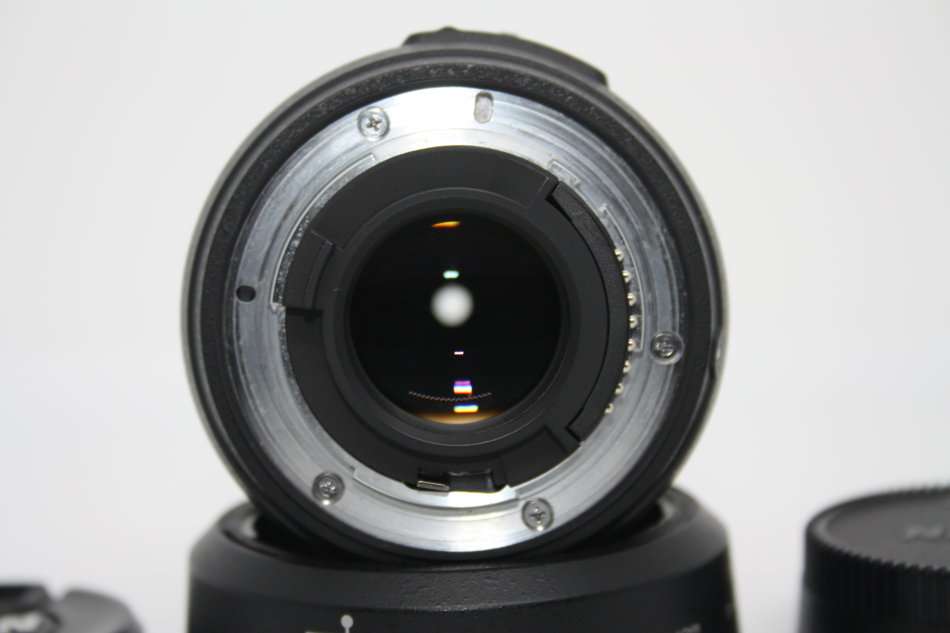 Nikon AF-S DX NIKKOR 35mm f/1.8G IN EXCELLENT CONDITION COMING WITH LEMS HOOD AND POUCH