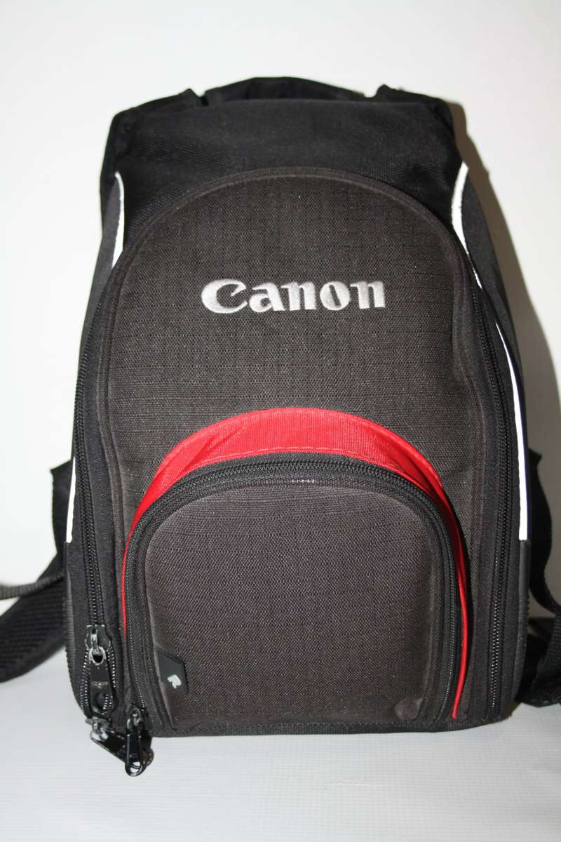 CANON EOS 650D, 18MP DSLR WITH FULL HD MOVIES, 18-55MM III ZOOM LENS , 16GB SD CARD AND CANON BAG