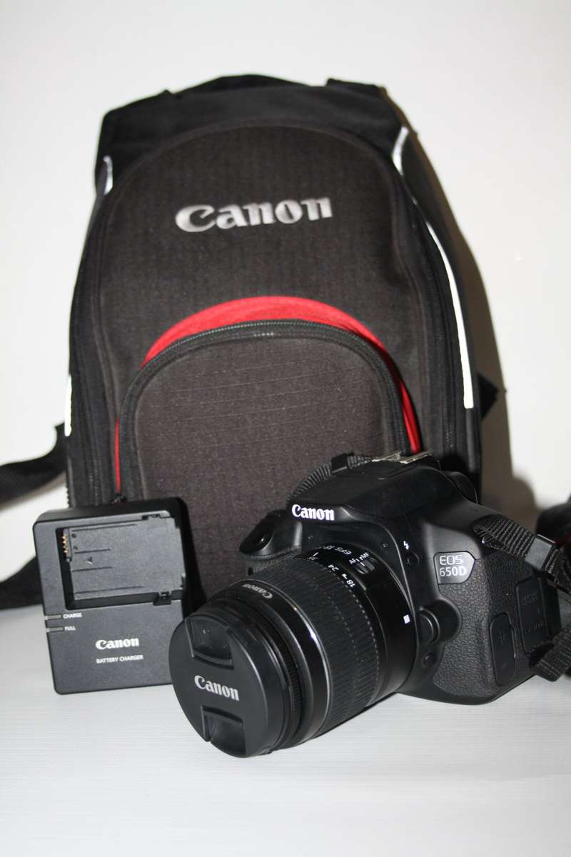 CANON EOS 650D, 18MP DSLR WITH FULL HD MOVIES, 18-55MM III ZOOM LENS , 16GB SD CARD AND CANON BAG