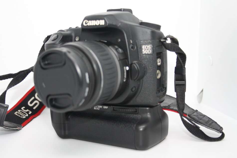 Canon EOS 50D 15MP DSLR WITH 18-55MM II , BATTERY GRIP , 2 BATTERIES AND CHARGER