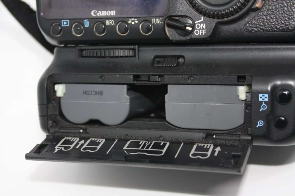 Canon EOS 50D 15MP DSLR WITH 18-55MM II , BATTERY GRIP , 2 BATTERIES AND CHARGER