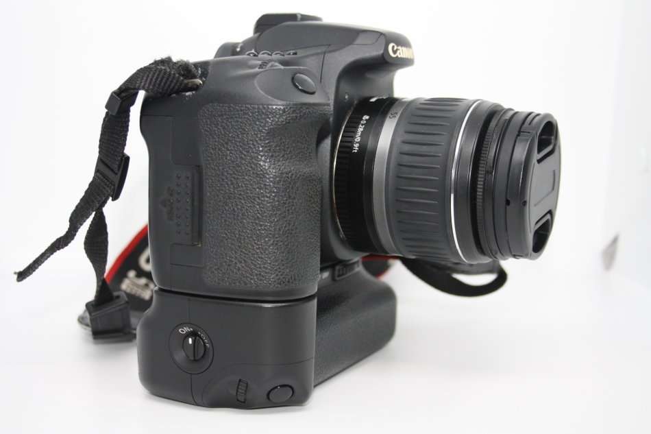 Canon EOS 50D 15MP DSLR WITH 18-55MM II , BATTERY GRIP , 2 BATTERIES AND CHARGER