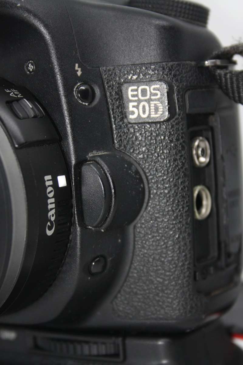 Canon EOS 50D 15MP DSLR WITH 18-55MM II , BATTERY GRIP , 2 BATTERIES AND CHARGER