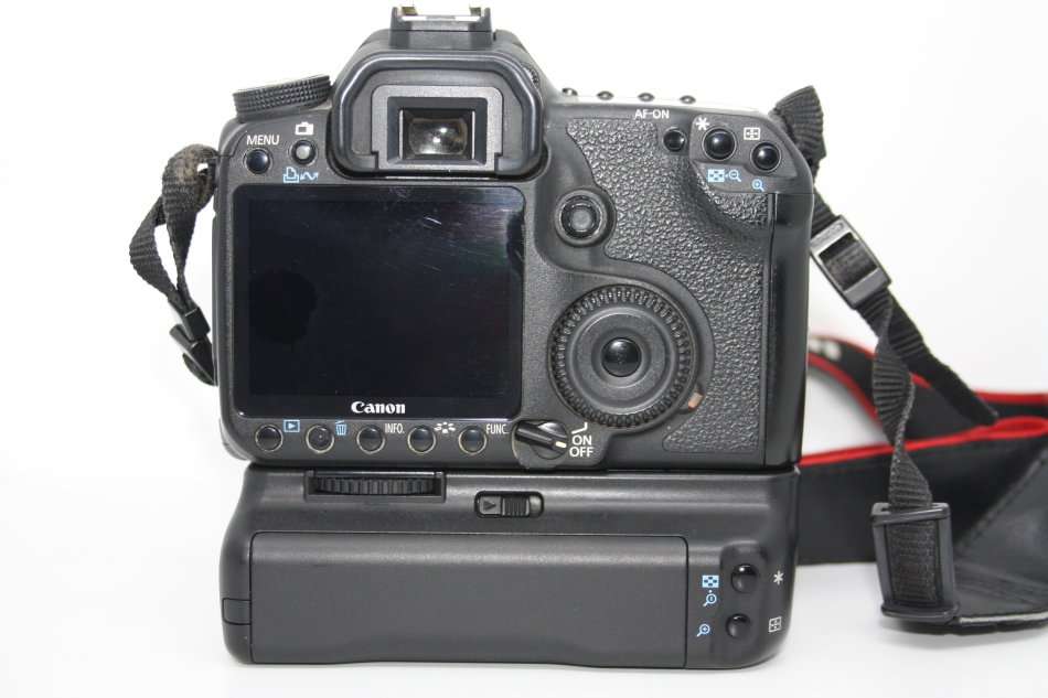 Canon EOS 50D 15MP DSLR WITH 18-55MM II , BATTERY GRIP , 2 BATTERIES AND CHARGER