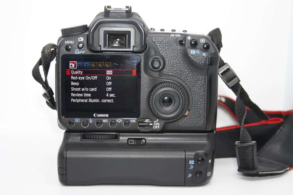 Canon EOS 50D 15MP DSLR WITH 18-55MM II , BATTERY GRIP , 2 BATTERIES AND CHARGER