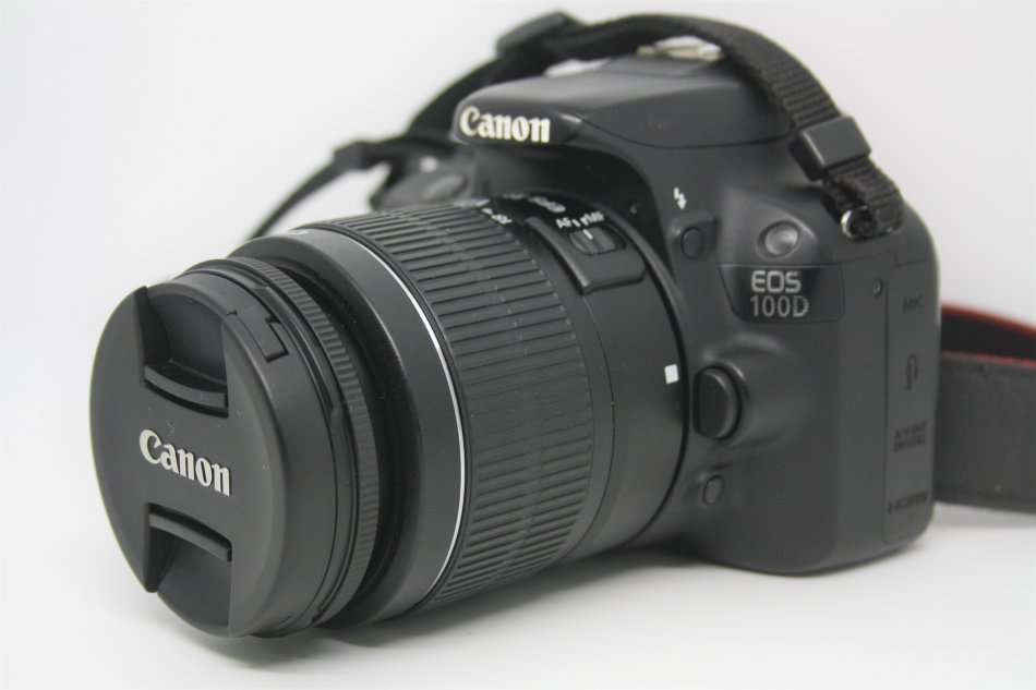 CANON 100D 18MP DSRL FULL HD MOVIES WITH 18-55MM LENS , CHARGER VERY GOOD CONDITION