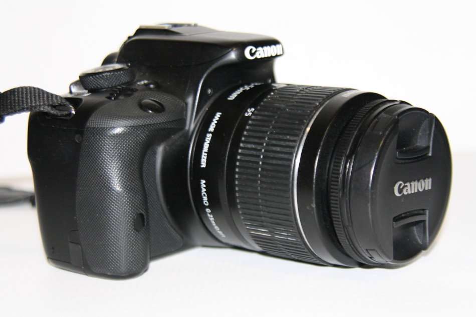 CANON 100D 18MP DSRL FULL HD MOVIES WITH 18-55MM LENS , CHARGER VERY GOOD CONDITION