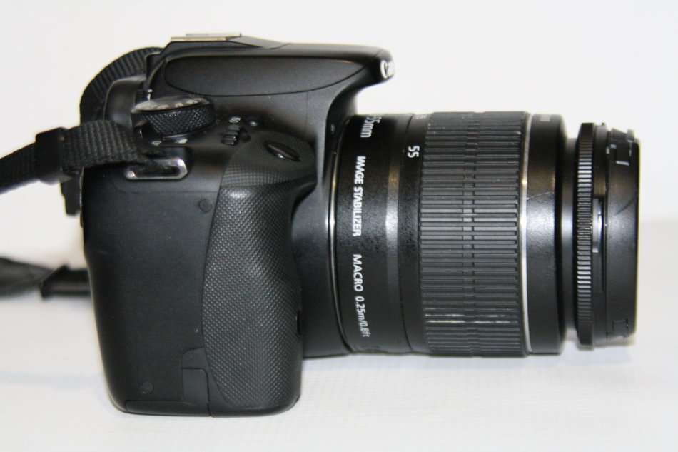 CANON 100D 18MP DSRL FULL HD MOVIES WITH 18-55MM LENS , CHARGER VERY GOOD CONDITION