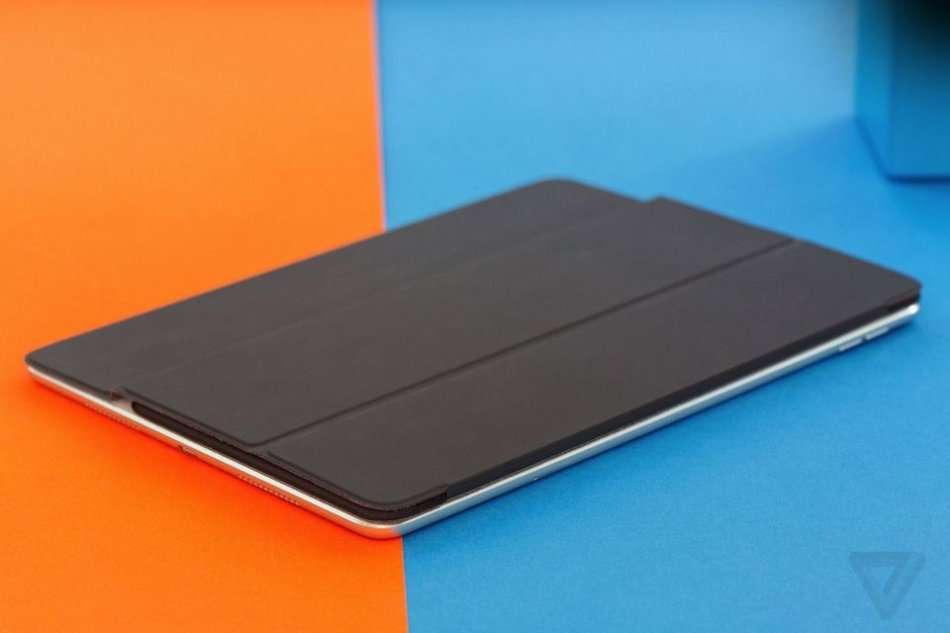 Apple iPad Pro 12.9" (Wi-Fi Only) 32GB WITH APPLE SMART KEYBOARD VERY GOOD CONDITION