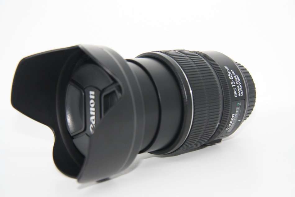 Canon EF-S 15-85mm f/3.5-5.6 IS USM Lens IN EXCELLENT CONDITON WITH BOTH LENS CAPS AND LENS HOOD
