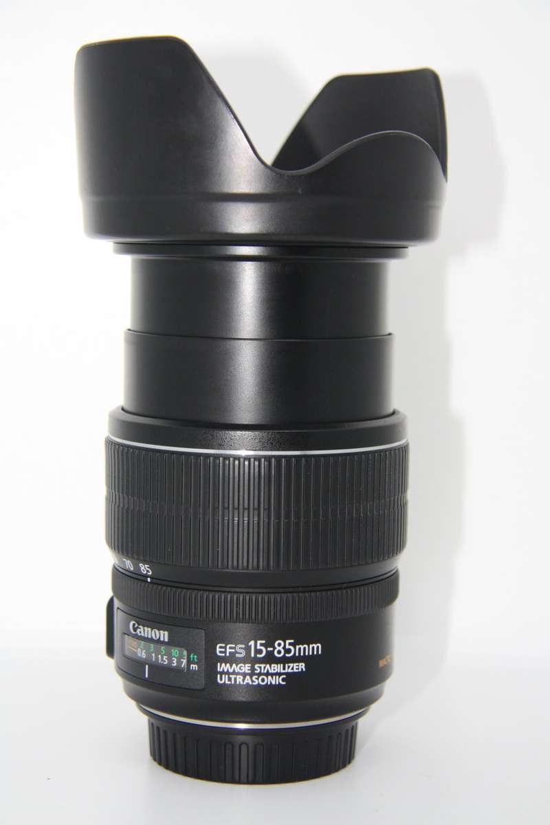 Canon EF-S 15-85mm f/3.5-5.6 IS USM Lens IN EXCELLENT CONDITON WITH BOTH LENS CAPS AND LENS HOOD