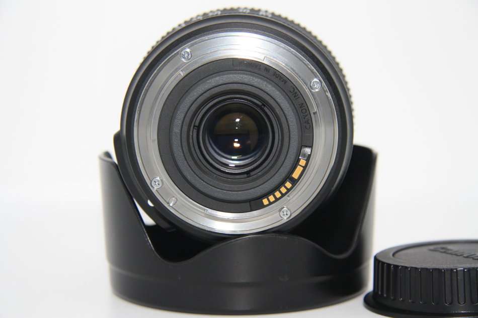 Canon EF-S 15-85mm f/3.5-5.6 IS USM Lens IN EXCELLENT CONDITON WITH BOTH LENS CAPS AND LENS HOOD