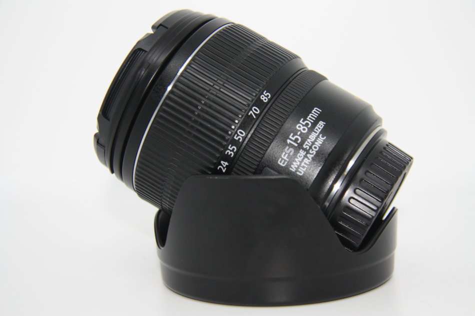 Canon EF-S 15-85mm f/3.5-5.6 IS USM Lens IN EXCELLENT CONDITON WITH BOTH LENS CAPS AND LENS HOOD