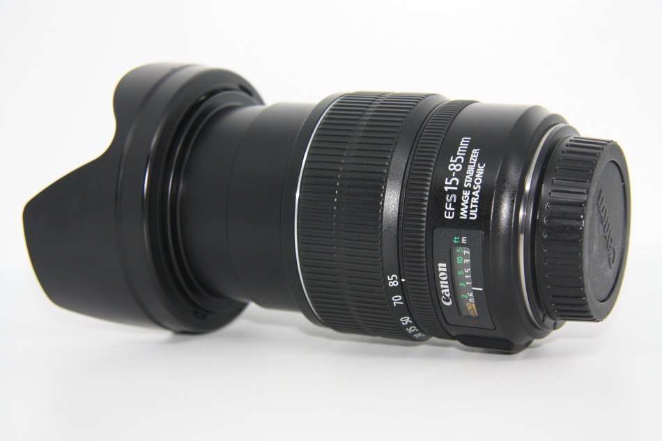 Canon EF-S 15-85mm f/3.5-5.6 IS USM Lens IN EXCELLENT CONDITON WITH BOTH LENS CAPS AND LENS HOOD