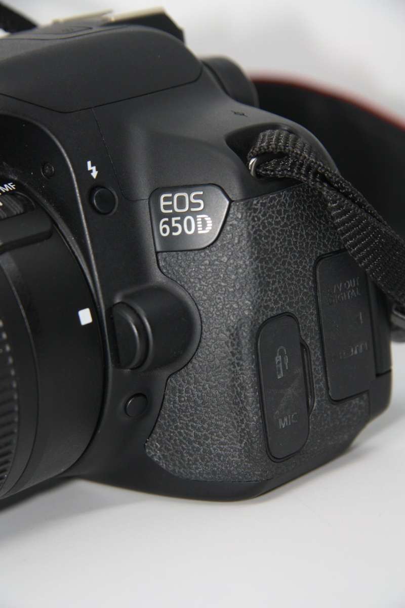 CANON EOS 650D, 18MP DSLR WITH FULL HD MOVIES, 18-55MM III ZOOM LENS , LOWEPRO SHOULDER  BAG