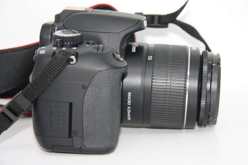 CANON EOS 650D, 18MP DSLR WITH FULL HD MOVIES, 18-55MM III ZOOM LENS , LOWEPRO SHOULDER  BAG