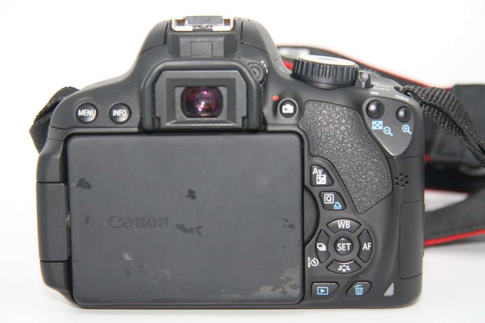 CANON EOS 650D, 18MP DSLR WITH FULL HD MOVIES, 18-55MM III ZOOM LENS , LOWEPRO SHOULDER  BAG