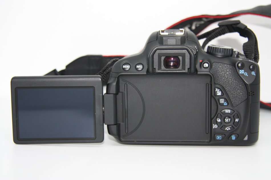 CANON EOS 650D, 18MP DSLR WITH FULL HD MOVIES, 18-55MM III ZOOM LENS , LOWEPRO SHOULDER  BAG
