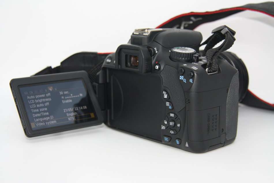 CANON EOS 650D, 18MP DSLR WITH FULL HD MOVIES, 18-55MM III ZOOM LENS , LOWEPRO SHOULDER  BAG