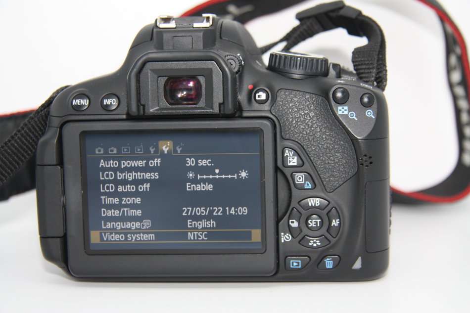 CANON EOS 650D, 18MP DSLR WITH FULL HD MOVIES, 18-55MM III ZOOM LENS , LOWEPRO SHOULDER  BAG