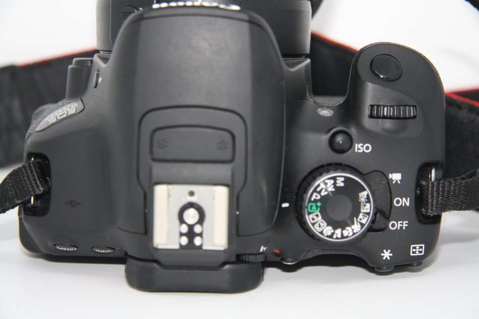 CANON EOS 650D, 18MP DSLR WITH FULL HD MOVIES, 18-55MM III ZOOM LENS , LOWEPRO SHOULDER  BAG