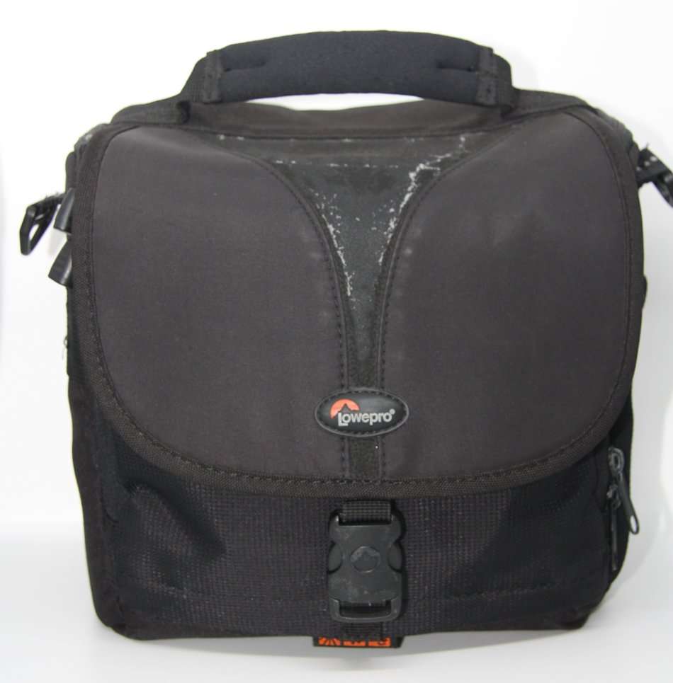 Nikon D5200 24.1 MP CMOS Digital SLR with 18-55mm f/3.5-5.6G II AF-S DX  Zoom Lens, LOWEPRO BAG