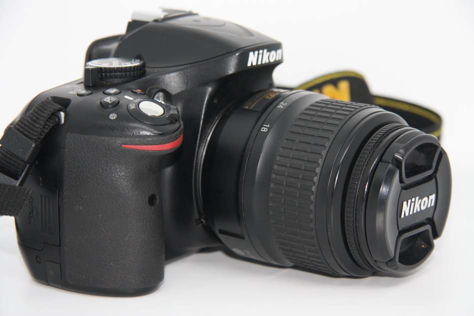 Nikon D5200 24.1 MP CMOS Digital SLR with 18-55mm f/3.5-5.6G II AF-S DX  Zoom Lens, LOWEPRO BAG