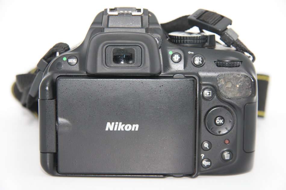Nikon D5200 24.1 MP CMOS Digital SLR with 18-55mm f/3.5-5.6G II AF-S DX  Zoom Lens, LOWEPRO BAG