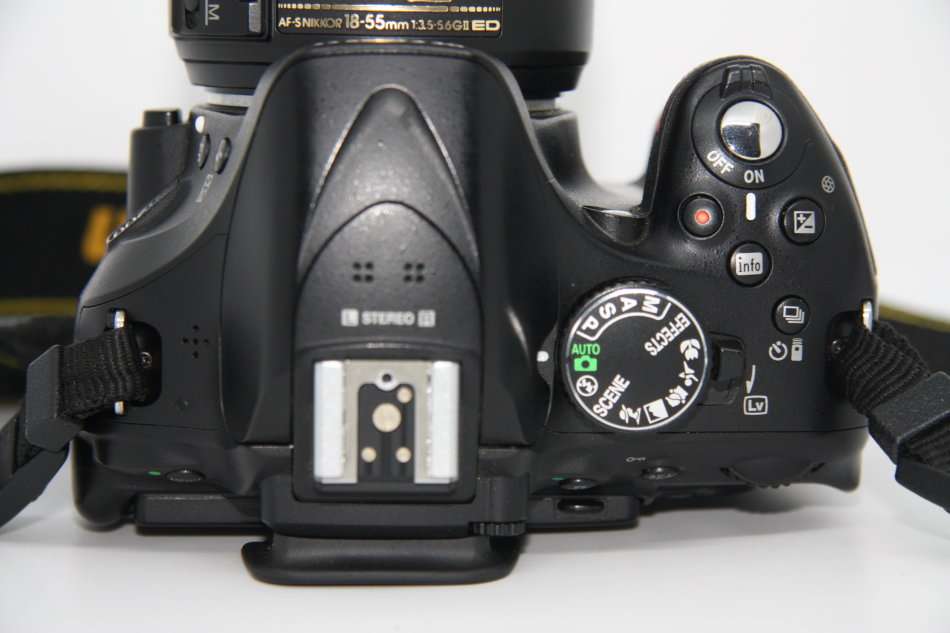 Nikon D5200 24.1 MP CMOS Digital SLR with 18-55mm f/3.5-5.6G II AF-S DX  Zoom Lens, LOWEPRO BAG