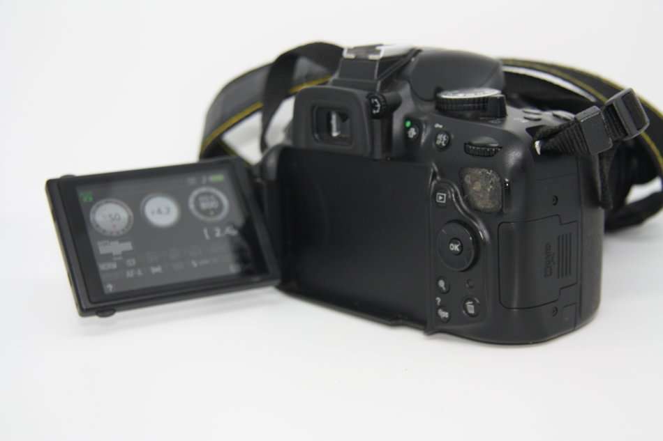 Nikon D5200 24.1 MP CMOS Digital SLR with 18-55mm f/3.5-5.6G II AF-S DX  Zoom Lens, LOWEPRO BAG