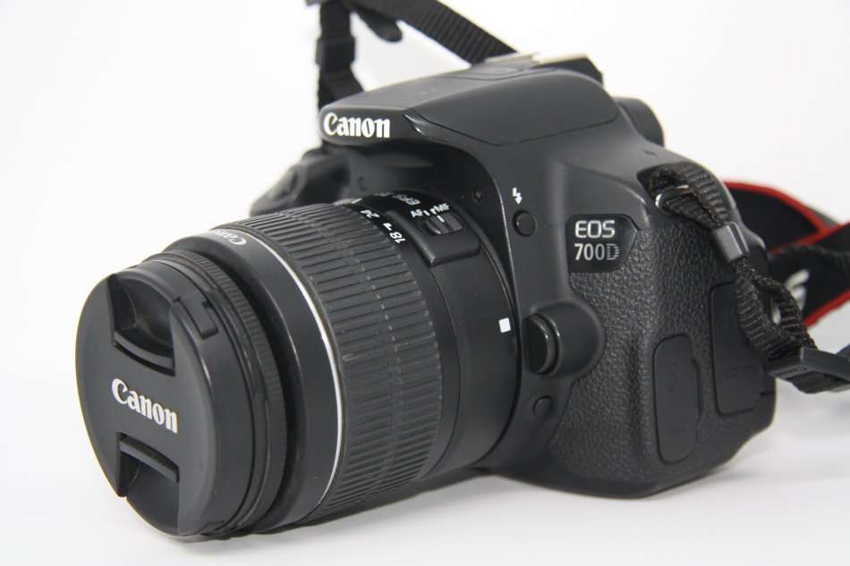 CANON EOS 700D 18MP DSLR, FULL HD VIDEOS , WITH 18-55MM III ZOOM LENS WITH LOWEPRO BAG
