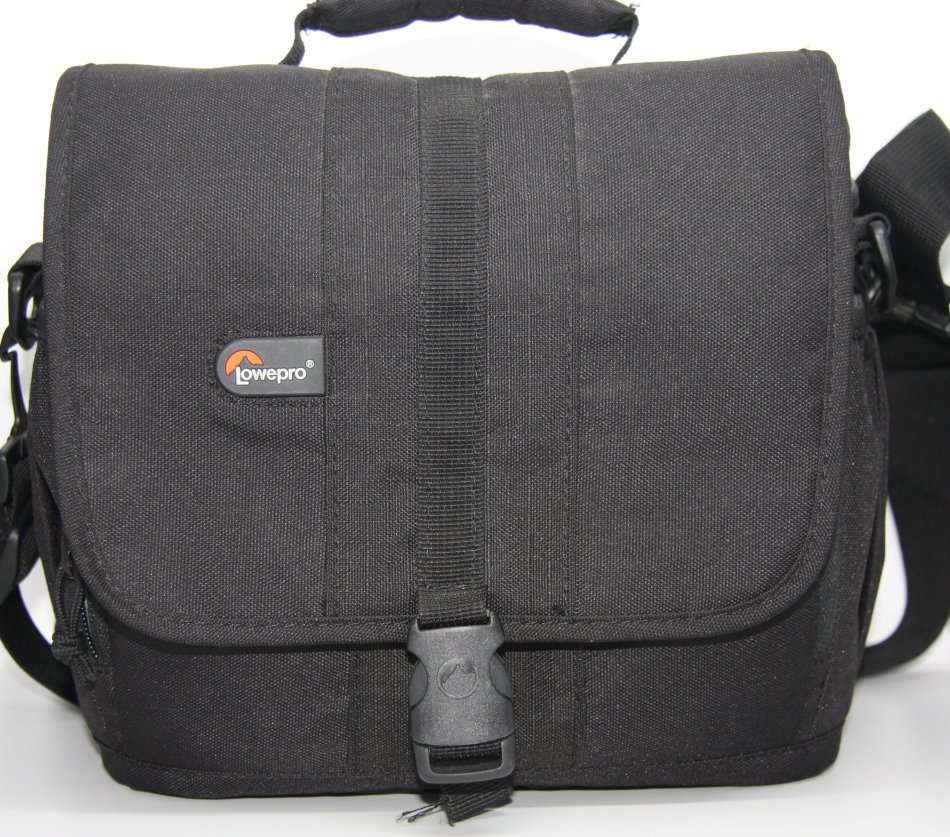 CANON EOS 700D 18MP DSLR, FULL HD VIDEOS , WITH 18-55MM III ZOOM LENS WITH LOWEPRO BAG