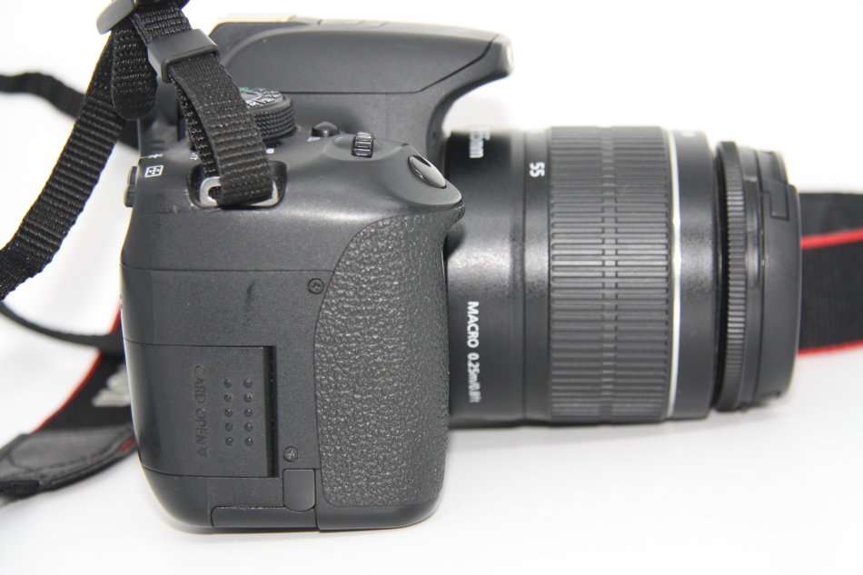 CANON EOS 700D 18MP DSLR, FULL HD VIDEOS , WITH 18-55MM III ZOOM LENS WITH LOWEPRO BAG