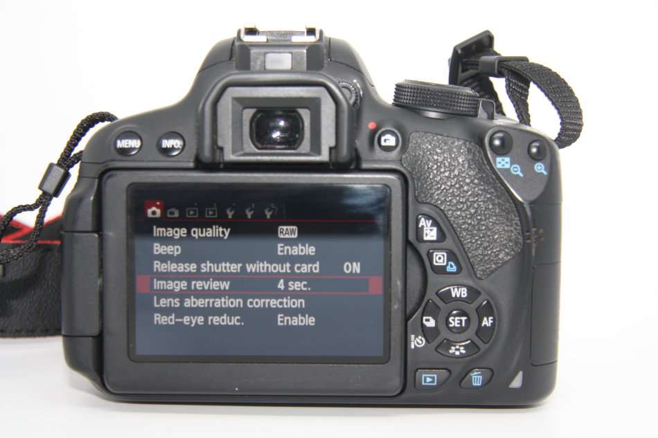 CANON EOS 700D 18MP DSLR, FULL HD VIDEOS , WITH 18-55MM III ZOOM LENS WITH LOWEPRO BAG