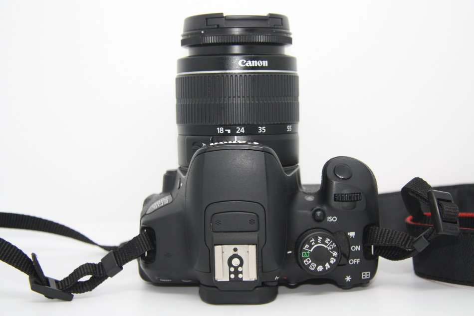 CANON EOS 700D 18MP DSLR, FULL HD VIDEOS , WITH 18-55MM III ZOOM LENS WITH LOWEPRO BAG