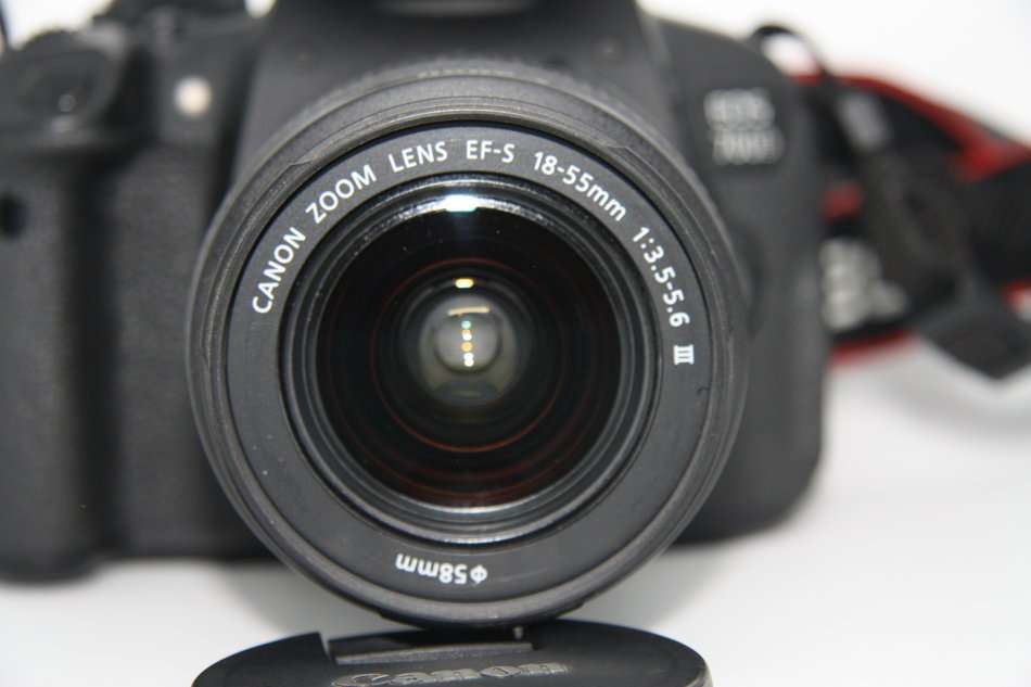 CANON EOS 700D 18MP DSLR, FULL HD VIDEOS , WITH 18-55MM III ZOOM LENS WITH LOWEPRO BAG