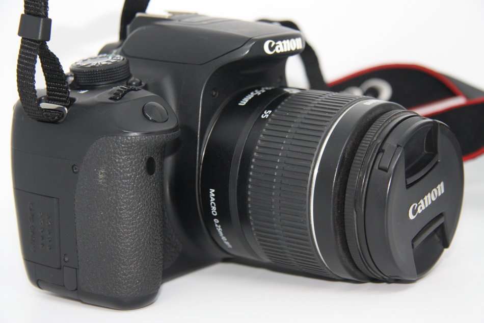 CANON EOS 700D 18MP DSLR, FULL HD VIDEOS , WITH 18-55MM III ZOOM LENS WITH LOWEPRO BAG