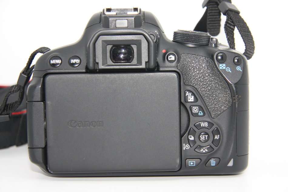 CANON EOS 700D 18MP DSLR, FULL HD VIDEOS , WITH 18-55MM III ZOOM LENS WITH LOWEPRO BAG