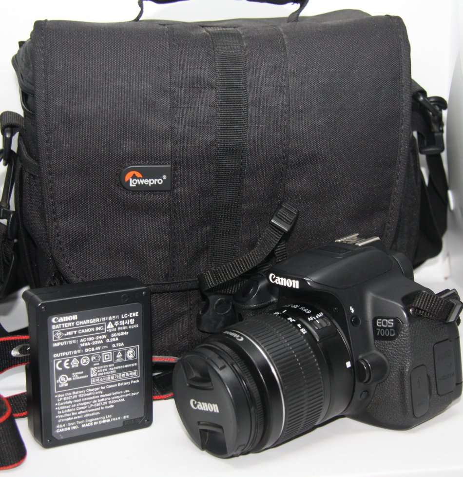 CANON EOS 700D 18MP DSLR, FULL HD VIDEOS , WITH 18-55MM III ZOOM LENS WITH LOWEPRO BAG