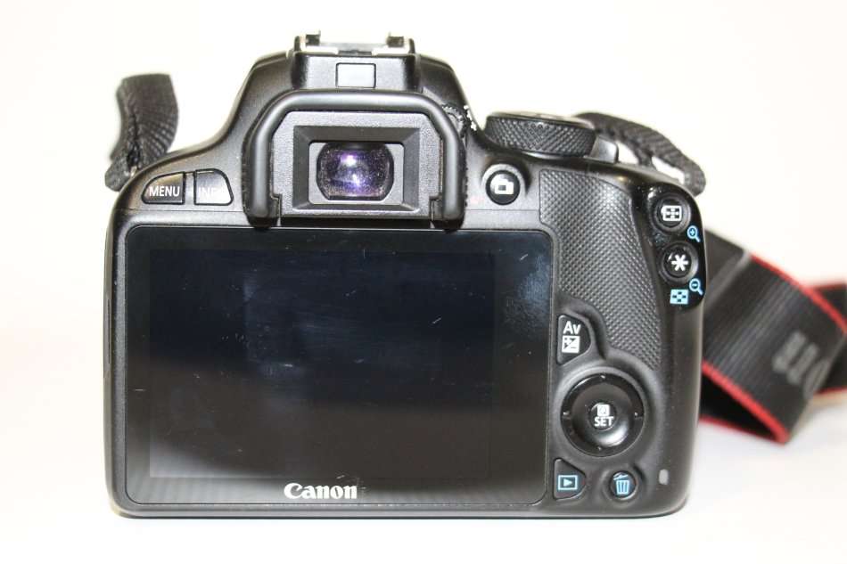 CANON 100D 18MP DSRL FULL HD MOVIES WITH 18-55MM LENS , CHARGER VERY GOOD CONDITION