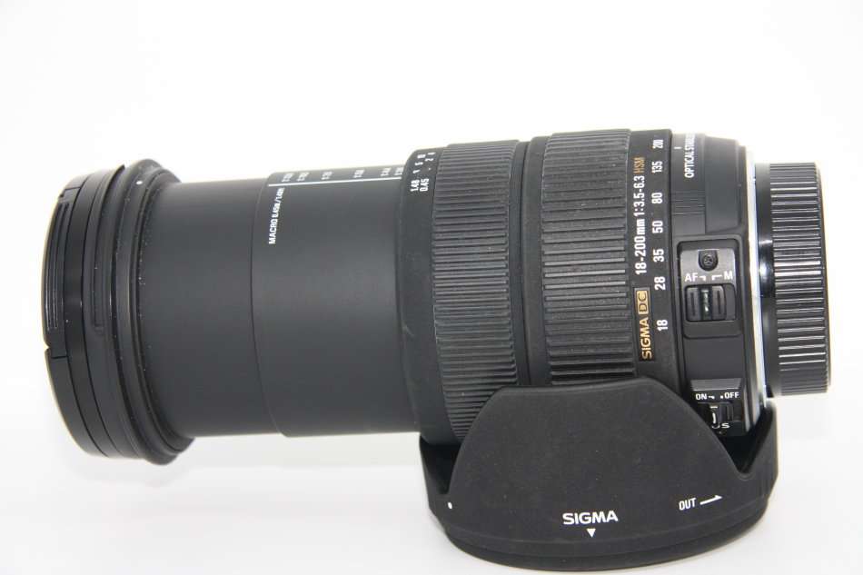 Sigma 18-200mm f/3.5-6.3 DC OS HSM Lens for Nikon Digital SLR  IN EXCELLENT CONDITON